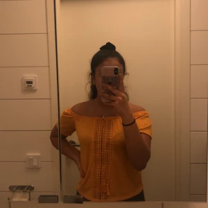 Gul/orange tröja i strl XS - Helt oanvänd, passar perfekt till sommaren och man kan själv välja om man vill ha den som off- shoulder eller en vanlig tröja!