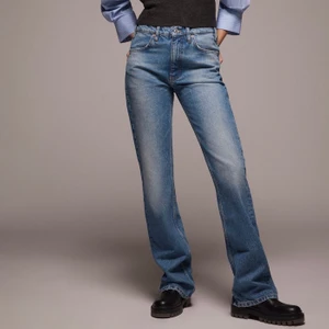Midrise jeans - Jeans från Zara, så så fina i perfekt färg men för små för mig 😪 aldrig använda, har lappen kvar!!! Första två bilderna är från Zaras hemsida och sista är på mig. Helt slutsålda på hemsidan!