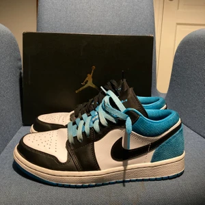 Nike Jordan 1 Low laser blue storlek 42 - Jordan 1 low i bra kvalite. Ingen crease med ingående skosnören (blå och svart) storlek 42, bud från 900 
