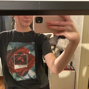 T-shirt med print - Cool T-shirt från PULL&BEAR i bra skick! Köparen står för frakten💞