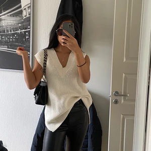 Vit populär stickad väst  - Storlek XS. Frakt tillkommer på 69kr 