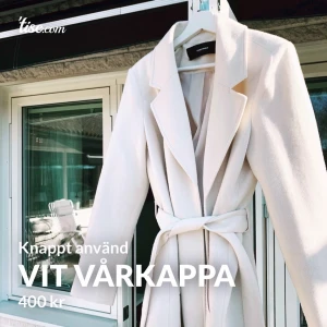 Vit vårkappa 🧡✨🌟🌸🌼 - Super fräsch vårjacka 🌼🤩 Inte riktigt min stil längre men säkert super snygg på dig!! Köparen står för frakten men priset kan diskuteras vid snabb affär 🌟