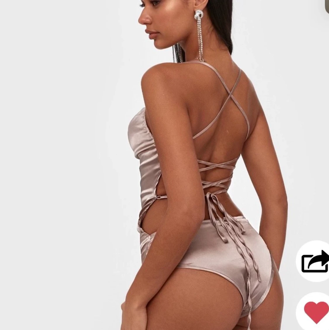 Satin body med snöre på ryggen - 90