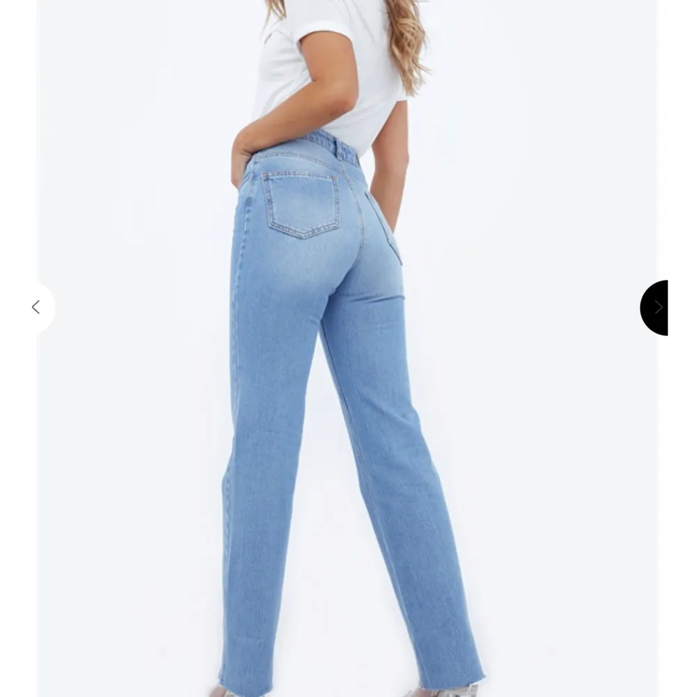Säljer dessa helt oanvända jeans från chiquelle med prislapp kvar pga lite för små. Jeansen har en mycket finare blå färg irl och de sitter jätte bra annars. Storlek 34 men passar 36. Jag är 164 och de är lite långa på mig. Pris 250 med frakt. Jeans & Byxor.