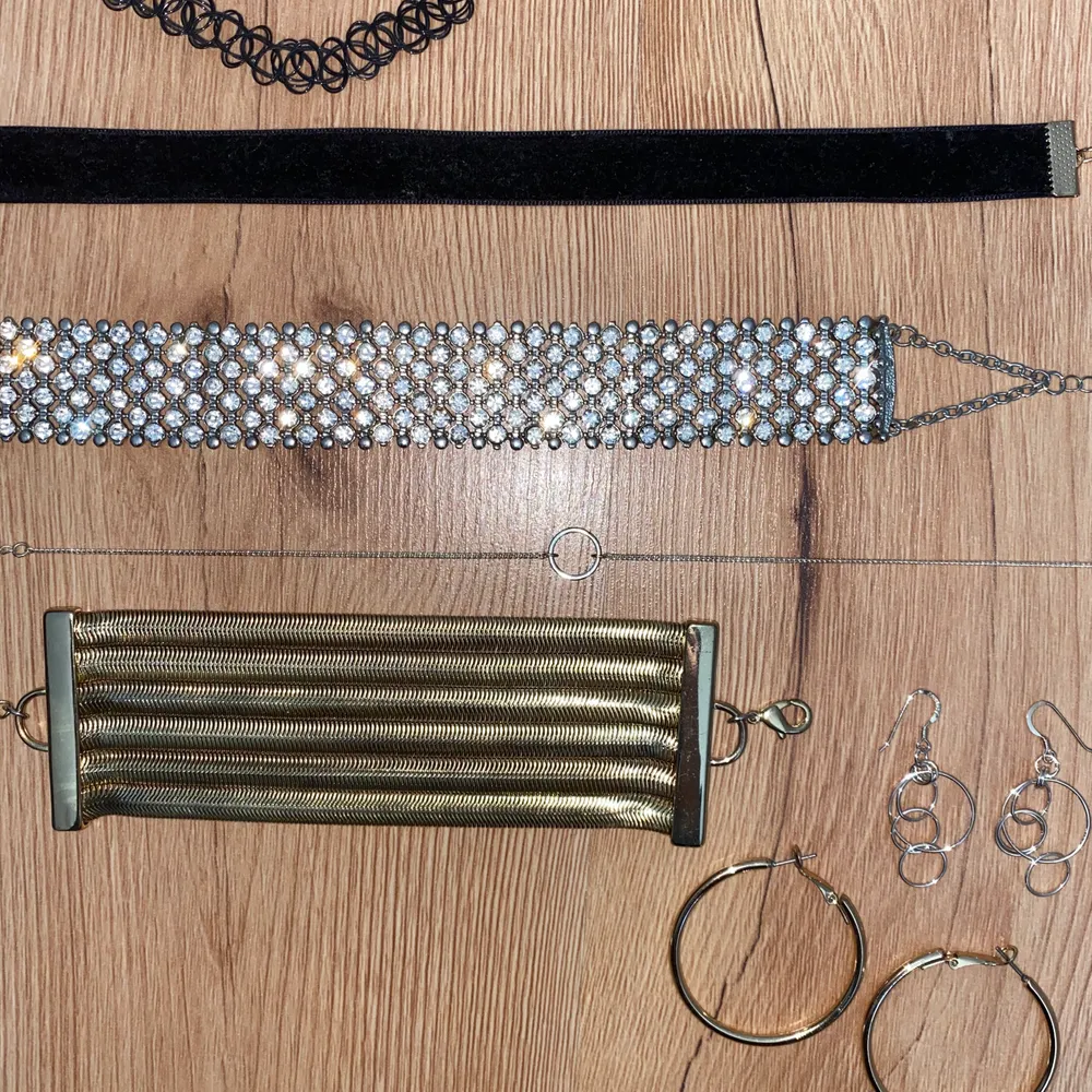SÄLJES IHOP! 4 chokers, 1 armband och 2 par örhängen (de silvriga är i äkta silver och helt nya).  . Accessoarer.