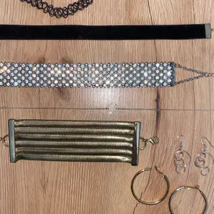 SÄLJES IHOP! 4 chokers, 1 armband och 2 par örhängen (de silvriga är i äkta silver och helt nya).  