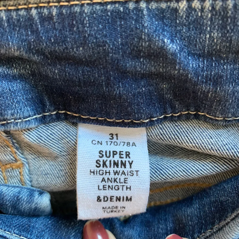 Säljer mina skinny jeans från HM som är stretchiga och bekväma. De är i strl 31 men jag beukar vara en 40 eller 30. Är 173 och de går till anklarna på mig. . Jeans & Byxor.