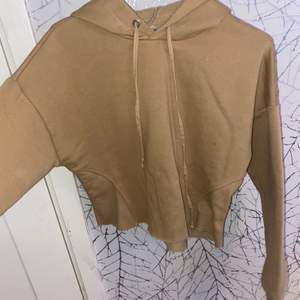 Oanvänd brun kort hoodie