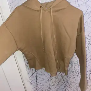 Oanvänd brun kort hoodie