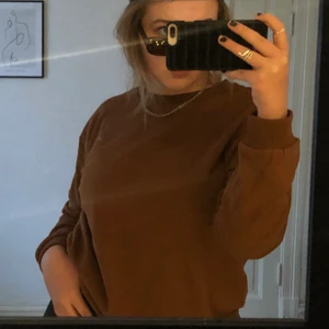 Kaffebrun collagetröja - Kaffebrun collagetröja i storlek L, men skulle säga mer åt M💘 Aldrig använd, mkt bra skick. Frakt tillkommer på 45kr💘 Köp direkt för 149kr. Budgivning startar på 99kr💘
