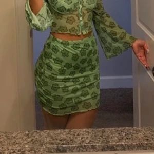 grön blommig kjol  - säljer min söta blommiga kjol💚💚💚 använd endast en gång så den är som ny! köparen står för frakten <33