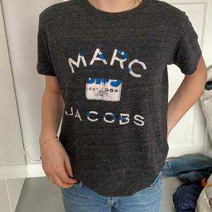 T-shirt från Marc Jacobs i storlek large men passar alla storlekar. Säljer för 100 kronor.