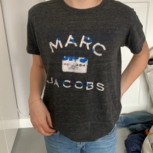 T-shirt från Marc Jacobs - T-shirt från Marc Jacobs i storlek large men passar alla storlekar. Säljer för 100 kronor.