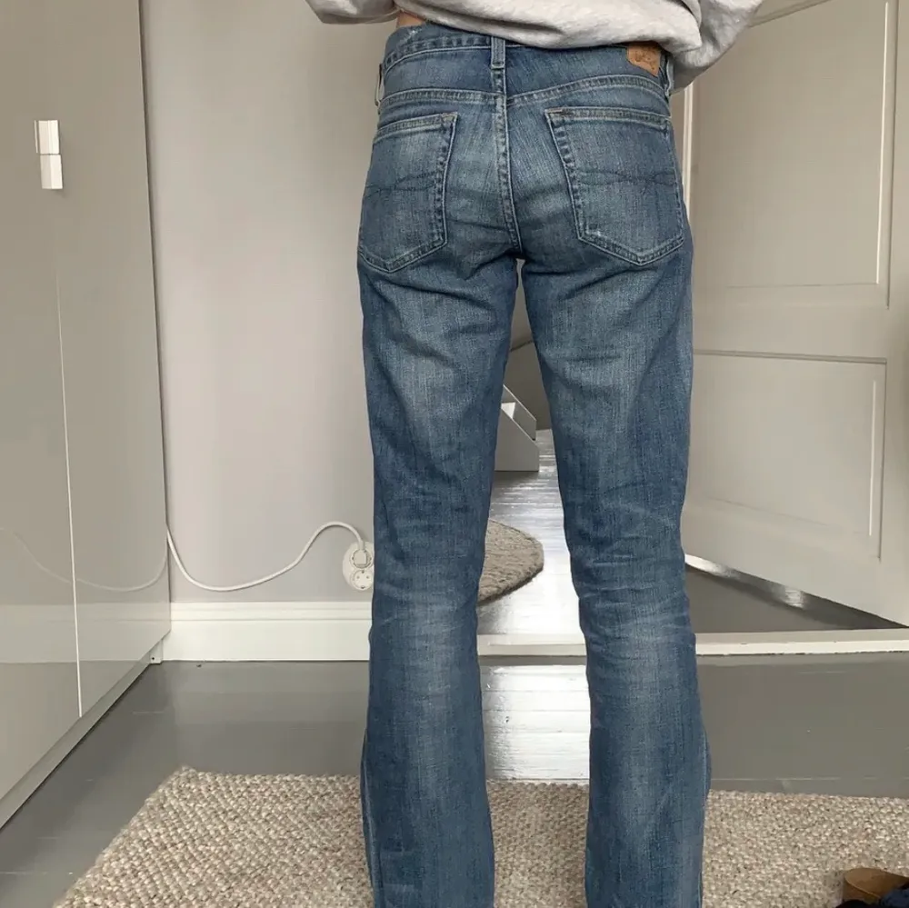 Säljer nu dessa vintage jeans som är så snygga💞 jag är vanligtvis en 25/26 och jeansen är i storlek 28🙌🏼 buda!!. Jeans & Byxor.