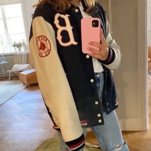 Baseball jacka  - (Hjälper @idunguldbrand att sälja) Intressekoll på denna as coola baseball jacka Bilderna är inte mina utan från tjejen jag köpte ifrån. Den sitter lite oversized på mig som är 180. Jackan är en S men känns mer som en M, säljer eftersom köpte en annan ungefär likadan. Buda i kommentarerna. Köp direkt för 900, frakten kan jag betala eller så kan vi mötas upp i Stockholm