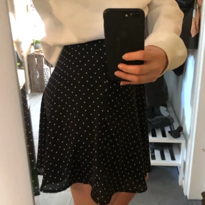 Prickig kjol - Den perfekta kjolen till sommaren! As söt mörkblå kjol med vita prickar, nyskick har endast använts 2ggr och sitter jättefint på!💕