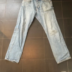 Weekday  - Jeans är knapp använda