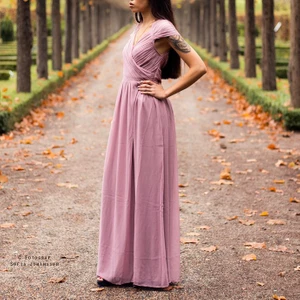 Cap Sleeve Maxi Gown  - Mörk rosa festklänning. Använd endast 1 gång för en fotografering. Ordinarie pris var 899kr, säljs just nu på Nelly för 629kr så jag säljer därmed den för 500 kr. Priset går att diskutera! Perfekt för finare tillställning eller bröllop. För mer info skicka ett meddelande! 