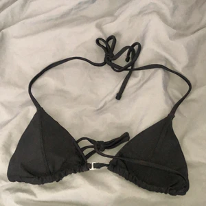 Svart bikinitopp  - En svart bikinitopp som man knyter i storlek XS från shein aldrig använd pga fel storlek 