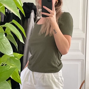 U-ringad grön t-shirt - Grön t-shirt med u-ringning från Mango! Storlek S. Använd 1 eller 2 gånger så nyskick. Köparen står för frakten 💖