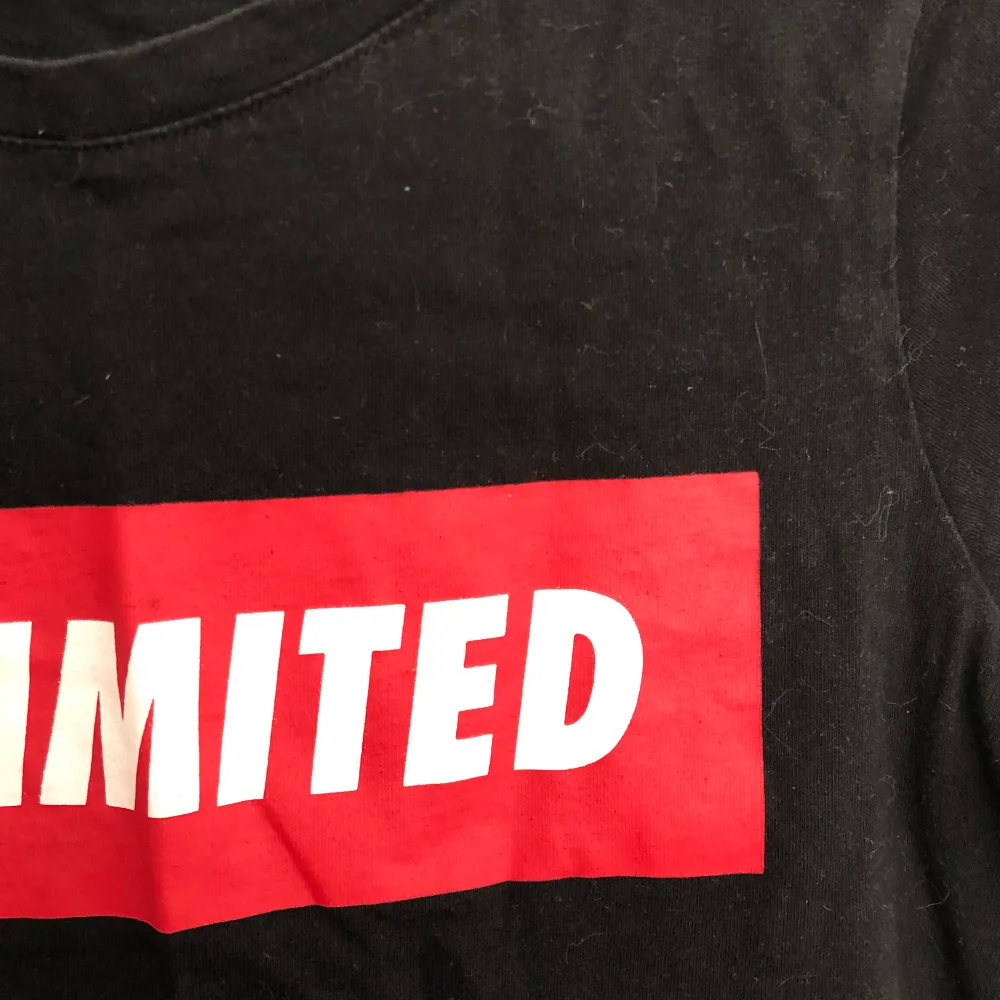 Svart T-shirt med tryck, ”unlimited”. Säljs då den inte används längre, pris kan diskuteras . T-shirts.