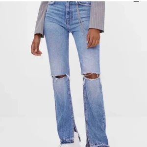 blåa jeans - Säljer dessa snygga jeans från Berska, köpt av en annan här på plick men dom var tyvärr för små, där av har jag inga egna bilder då jag ej får på mig dom😢storlek 32 men  skulle passat en liten 34💗 Budgivning i kommentarerna. LEDANDE BUD: 200kr💗 frakt 63kr
