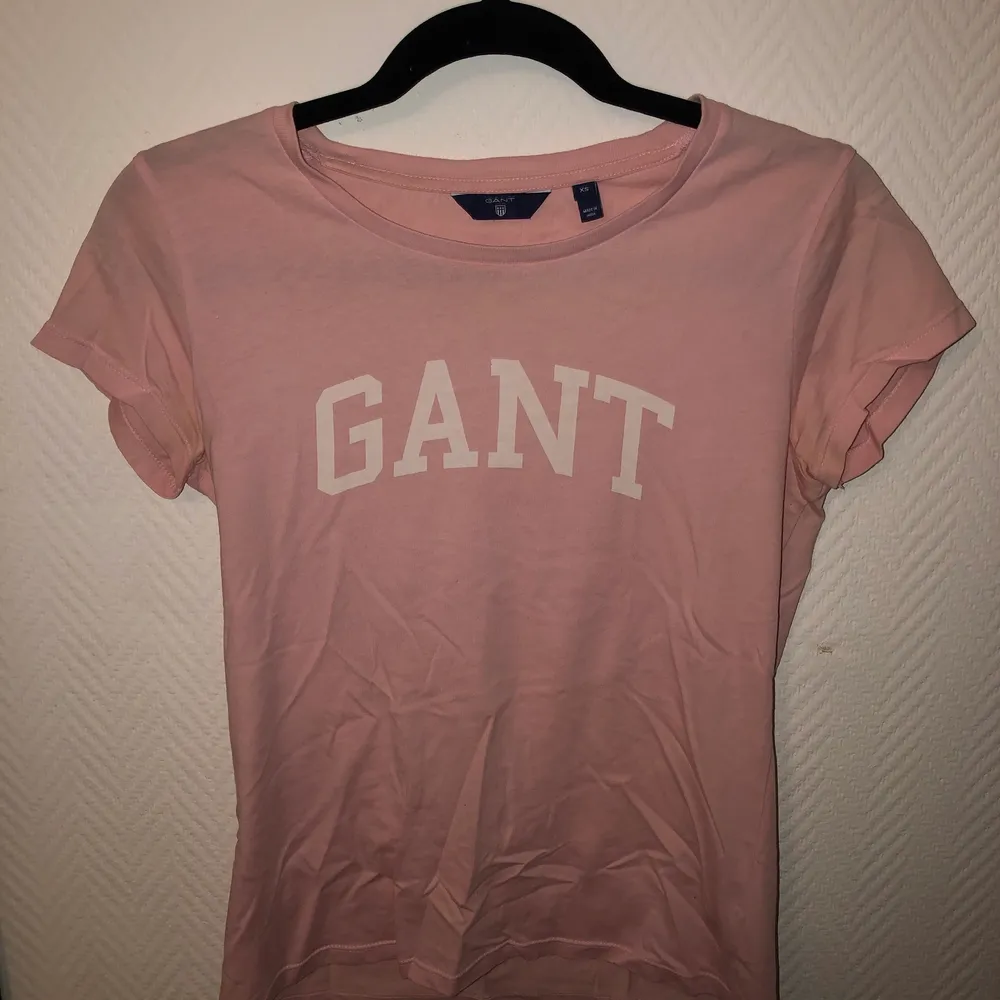 Gant tröja i storlek XS, använd fåtal gånger. 120kr inkl frakt. T-shirts.