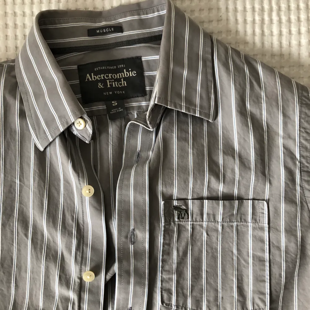Oversized skjorta från Abercrombie & Fitch. Skulle säga att den är en L istället för S.                      Köparen står för frakt. . Skjortor.