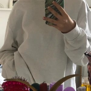 Sweatshirt  - Basic snygg vit sweatshirt 💞 Använd ett fåtal gånger, är i jättebra skick!!! 