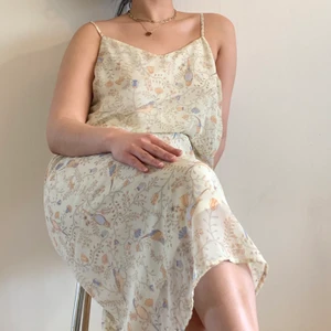 SUMMER DRESS - Cute sommarklänning från monki!! Går att vika i magen så den blir kortare som bild 2 visar 🌞