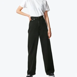 Levi’s Jeans ”High Loose” - Ett par supersnygga svarta Levi’s jeans i modellen ”High Loose” i storleken W24 x L31. Köpta här på Plick men då de inte passade mig så väljer jag att sälja dem vidare ☺️ Har ni frågor eller är intresserade så är det bara att höra av er 💕 OBS: köparen står för frakten! 