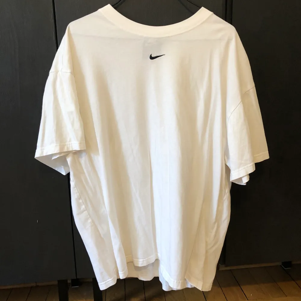 Vit Nike T-shirt i storlek Small. Oversize fit! Fortfarande vit, inga hål, missfärgningar eller fläckar 🕺🏼 Budgivning är avslutad!  . T-shirts.