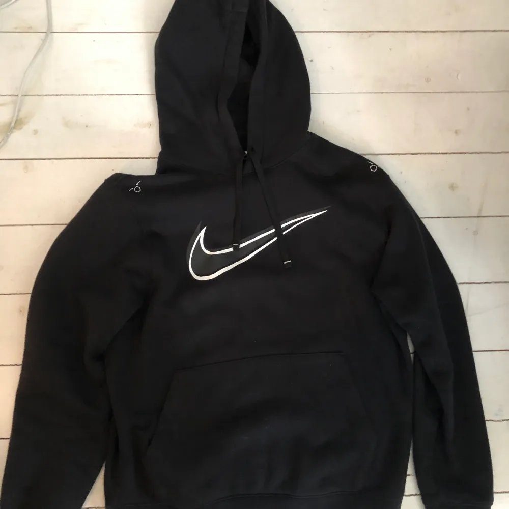 En väldigt fin Nike hoodie som knappt är använd.. Hoodies.