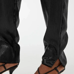 Fest byxor - Säljer ett par riktigt balla paljett byxor från Arket! Passar perfekt till fest och sitter sjukt snyggt på. Nypris är 1150kr och säljer tyvärr pga för stor storlek för mig, så lappen sitter kvar. Skriv för fler bilder❤️❤️❤️