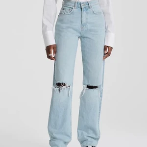 90’s gina tricot jeans - Säljer ett par snygga gina jeans som är väldigt populära. Använda ett fåtal gånger & de finns inga slitningar eller dylikt på jeansen förutom hålen på knäna. Det är storlek 40 men mer som en storlek 38 på mig 💕