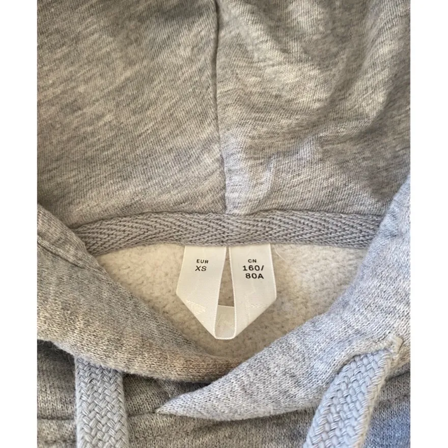 Säljer min gråa hoodie från ARKET då jag växt ur den. Jättebra kvalitet och knappt använd. Rekommenderar plagget för folk under 168cm. Nypris 579 säljer för 135kr 💕💕. Hoodies.