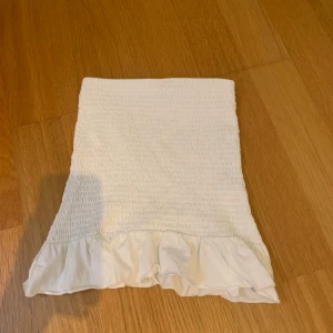 Bherska kjol - Vit kjol från Bherska i strl S. Buda i kommentarerna om fler är intresserade. 