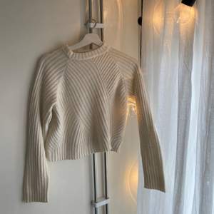 Jättefräsch stickad långärmad tröja från Monki. Den finns inte i butik längre och den är i jättebra skick! Storleken är i XS men skulle även passa S. 