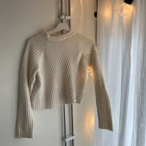 Vit stickad tröja - Jättefräsch stickad långärmad tröja från Monki. Den finns inte i butik längre och den är i jättebra skick! Storleken är i XS men skulle även passa S. 