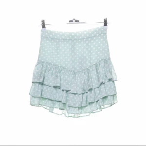 Prickig kjol  - Säljer min favoritkjol från förra sommaren. Mintgrön/ljusblå med vita prickar. Jättefin en sommardag;) Bud i kommentarerna eller skriv privat. HÖGSTA BUD:320kr