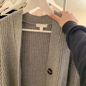 Kofta från hm, storlek XS - säljer denna fina gråa kofta på grund av att den tyvärr aldrig kommer till användning. Använd en gång, jättefint skick!! Nypris: 300kr