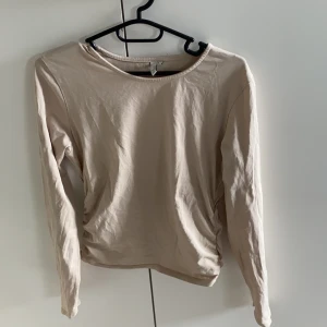 Tröja från Nelly  - Topp från Nelly med en snygg detalj på sidorna