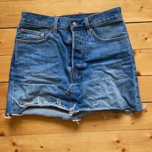 Jeanskjol  - Säljer min jeanskjol då den inte passar längre. Mycket bra skick och väldigt skön att ha på sig!💗