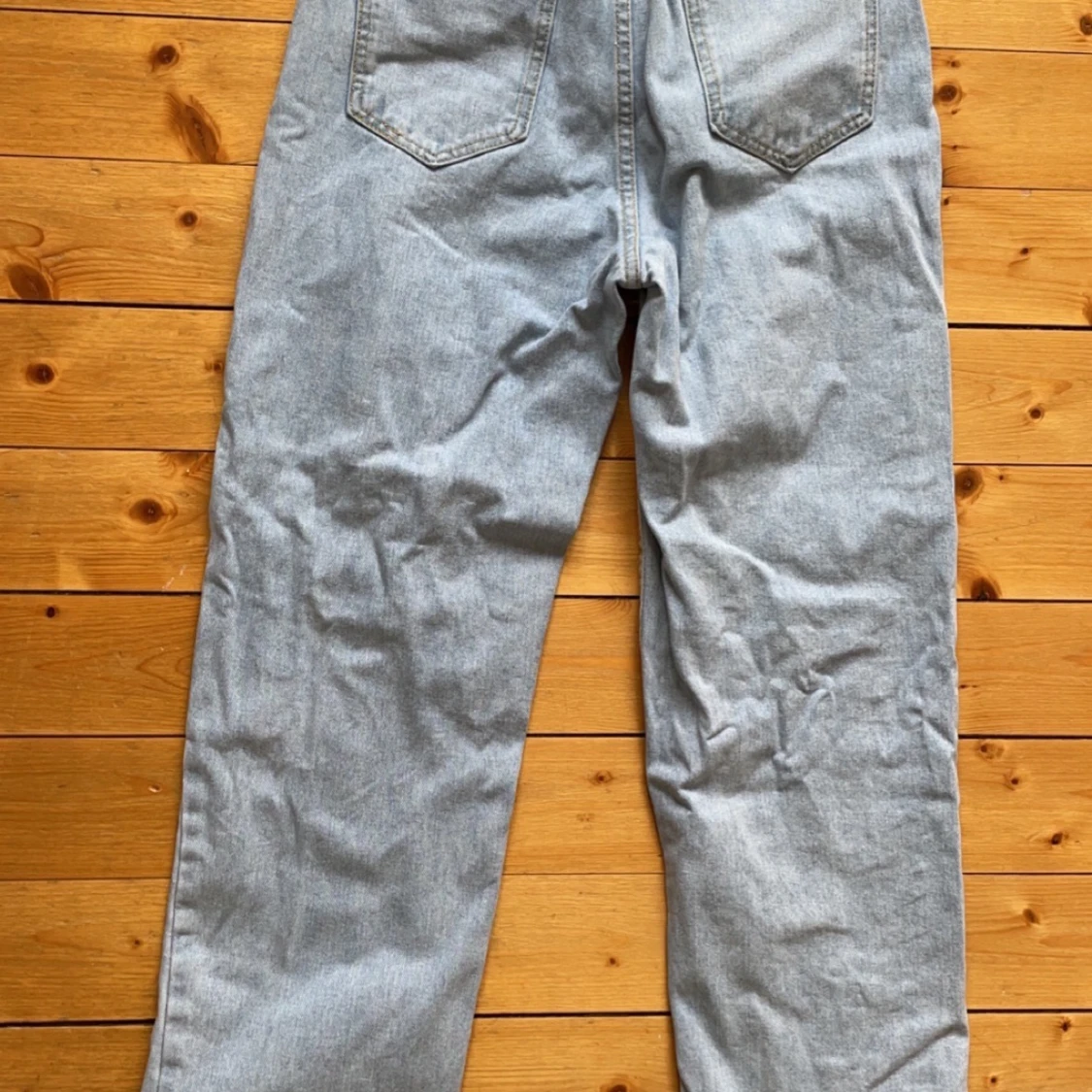 Raka jeans med hål  - 91