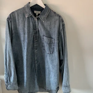 DENIM OVERSIZED SKJORTA, &otherstories  - Snygg oversized jeansskjorta från &otherstories, använd skick men ej sliten, storlek 38 passar M-XL, nypris 600kr säljes för 200 kr exklusive frakt. Säljes då den inte används:)