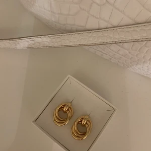 Örhängen - Säljer dessa jättefina örhängena!🤍🤍