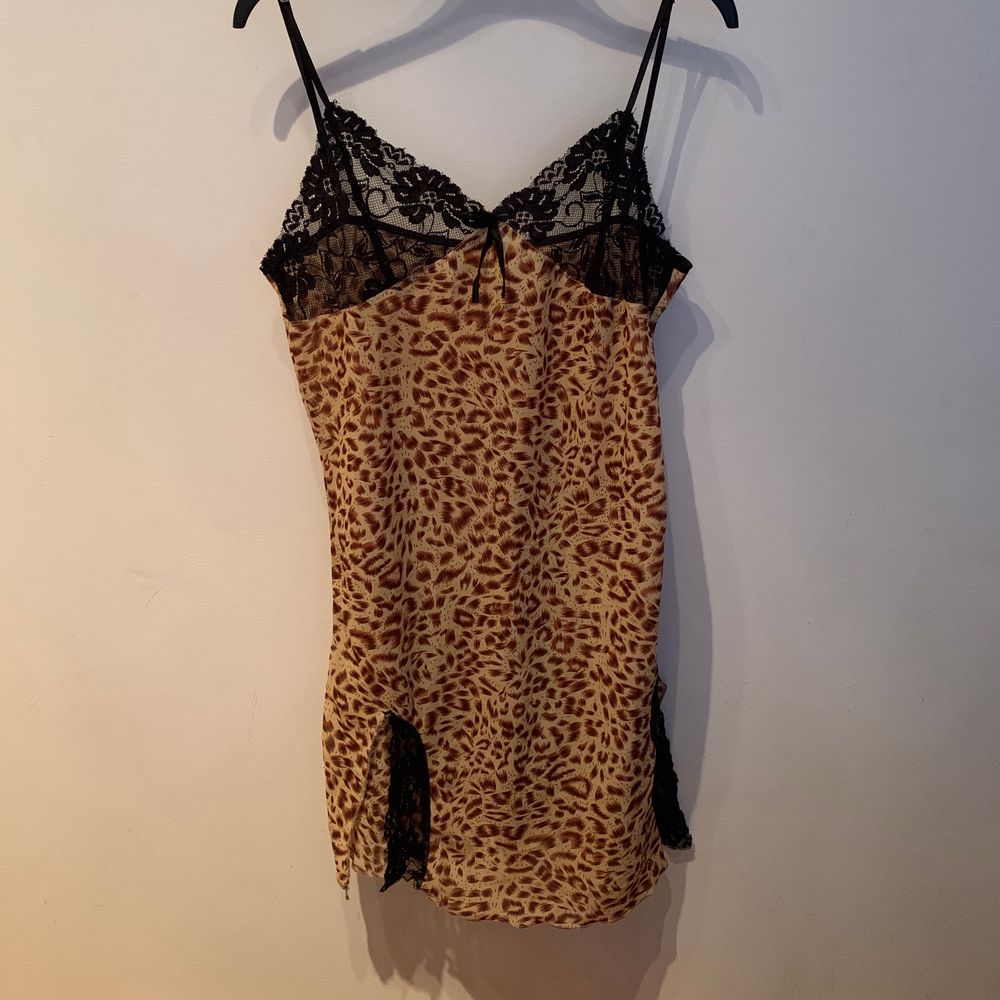 Leopard och spets klänning i tunt tyg, storlek L men jag (S) stylear den så att den sitter tight . Klänningar.
