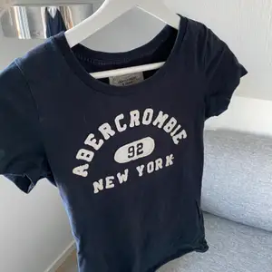 Blå abercrombie & Fitch t-shirt i storlek s, men skulle nog mer säga den är xs/s. Köparen står för frakten eller mötes i Lund!💞