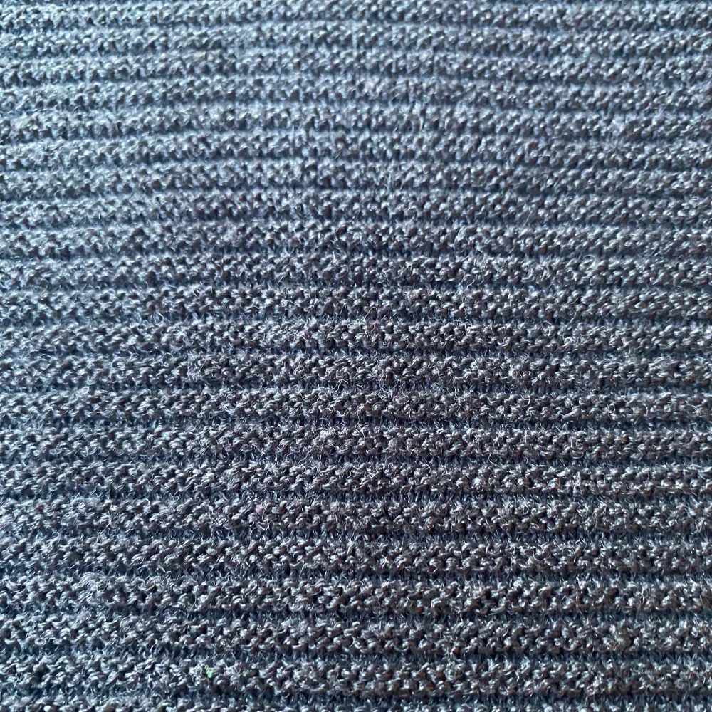 En mörkgrå tröja från Hm . Tröjor & Koftor.