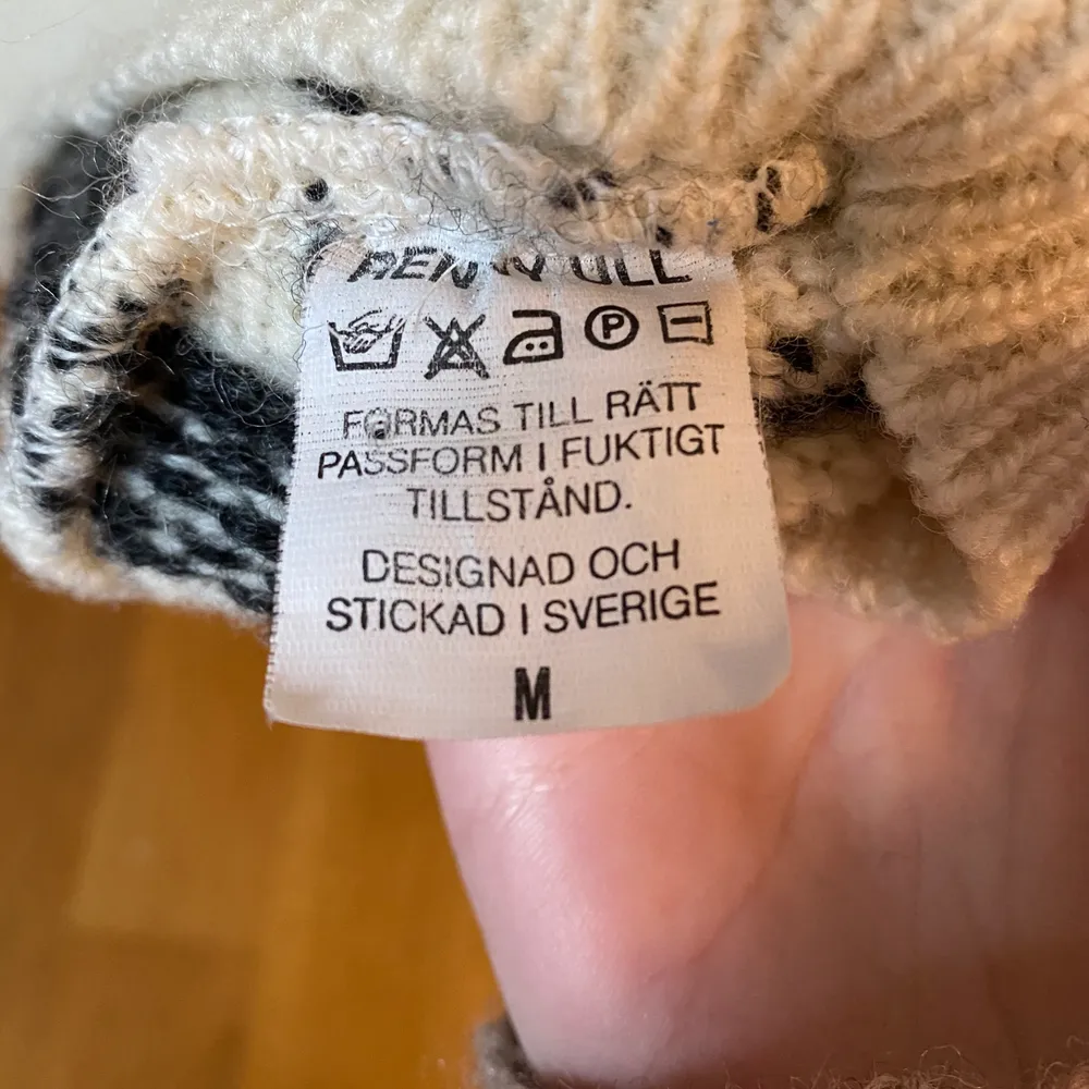 Superfin tröja i 100 % ull tillverkad i Sverige. Varm och ordentlig. Storleken är herr medium men passar de flesta beroende på hur man vill att den ska sitta! 📦 Frakt tillkommer på 66kr 📦 Hör av dig vid fler frågor!💗. Stickat.